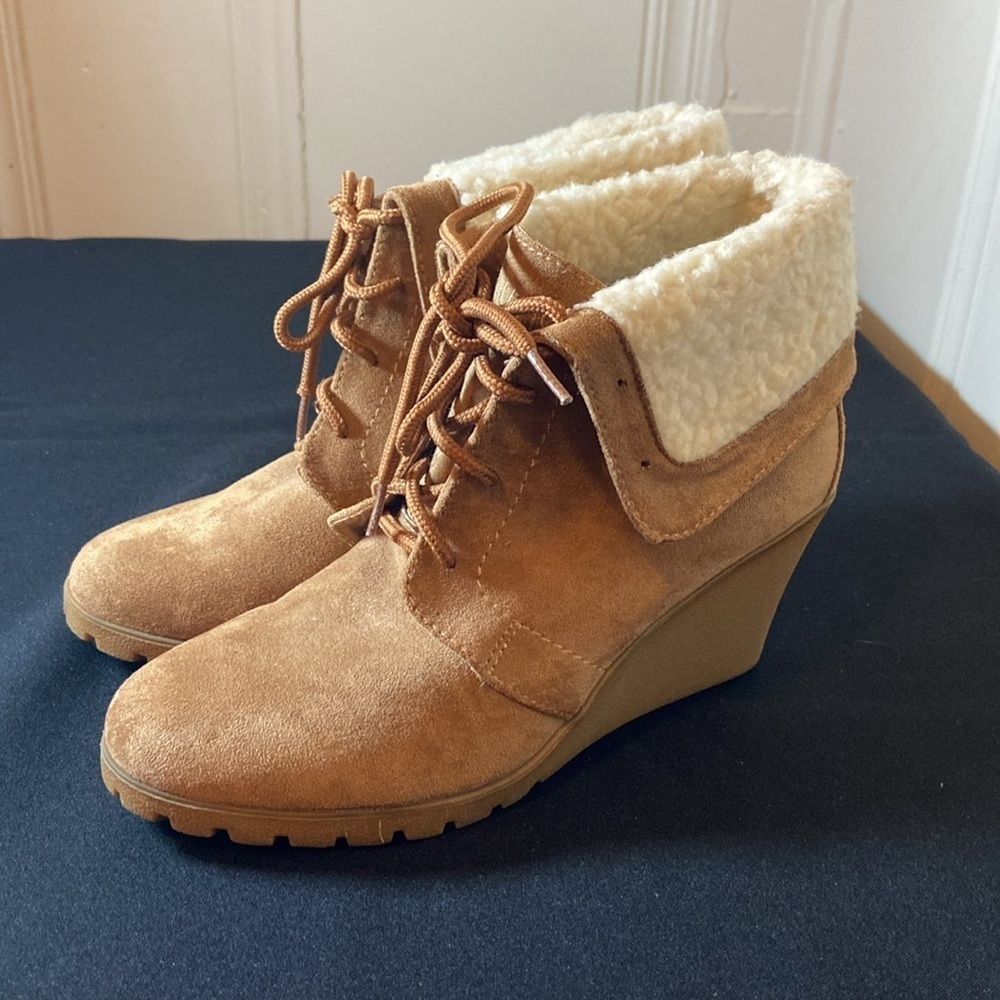 Nautica Women’s Wedge Ankle Boot Sz 7.5 Tan Suede